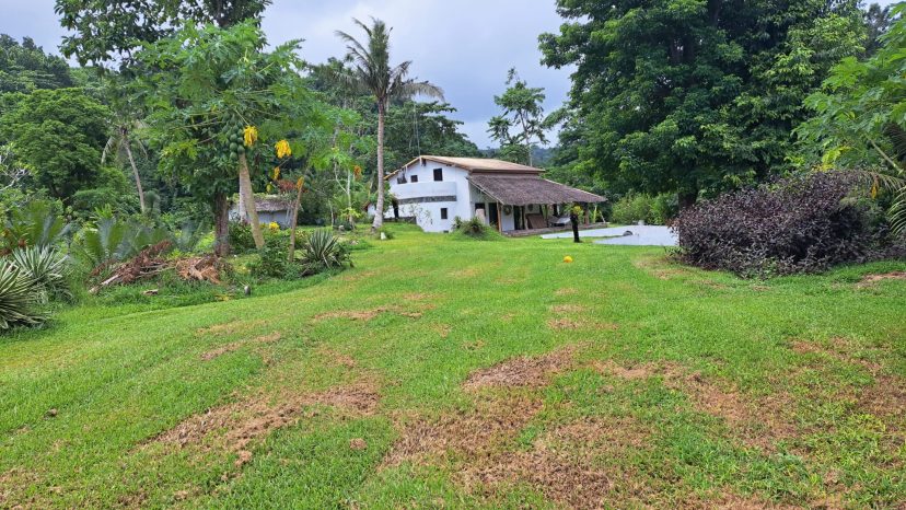 Mele Bay - Peace, Privacy & Country Cottage Charm