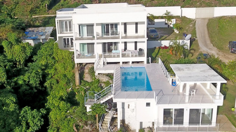 Stunning Oceanfront Apartment with Pool and Spectacular Sunset Views, photo 2 sur 10